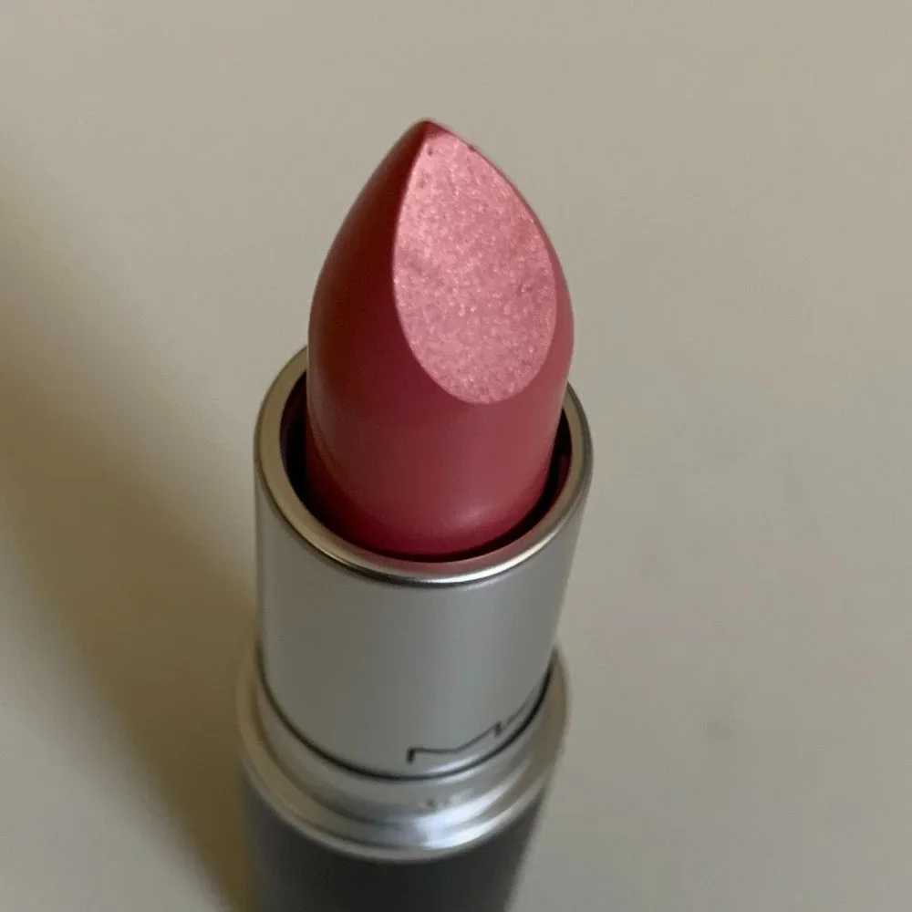 MAC Cosmetics Lustre Lipstick in GIDDY Medium Pink with Pearl Finish Full Size - Picture 2 of 10